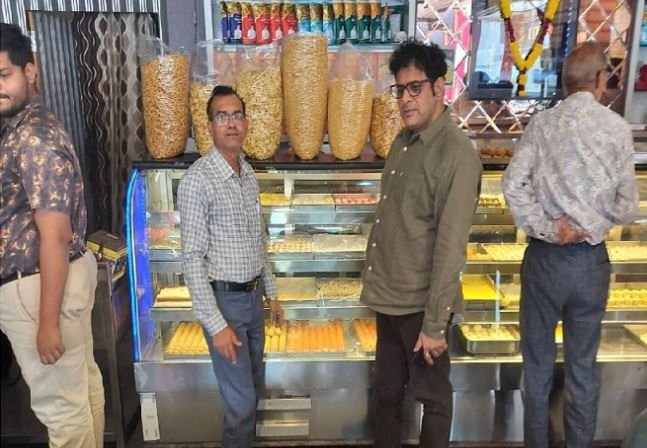 त्योहारों से पहले शुद्ध आहार अभियान: जिले में 60 नमूने लिए गए और 3000 किलो सामग्री नष्ट