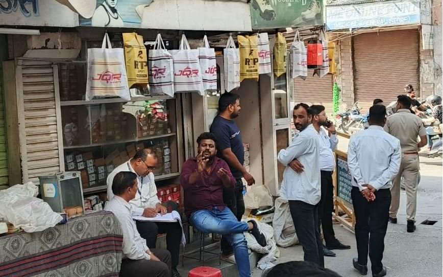 न्यायालय की मुहर: रतनी देवी को पुलिस इमदाद से वापस मिला अपनी दुकानों का कब्ज़ा, किरायेदारों को हटना पड़ा