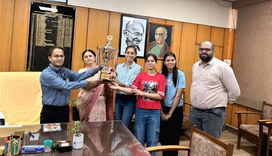 सफेद कोट के साथ मैट पर दंगल: एमबीबीएस छात्राओं ने रचा इतिहास, इंटरकॉलेज टूर्नामेंट में लहराया परचम
