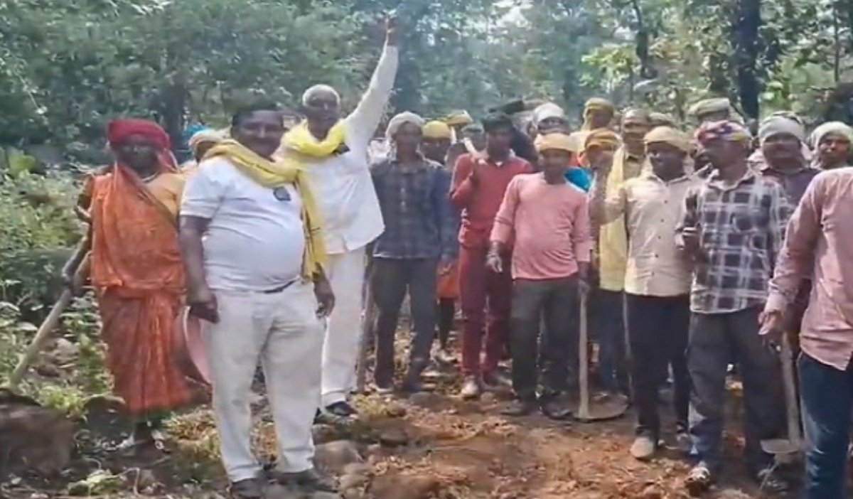दीपावली पर श्रमदान का उत्सव: जब सरकार नहीं मानी, तो ग्रामीणों ने खुद प्रशस्त किया रास्ता