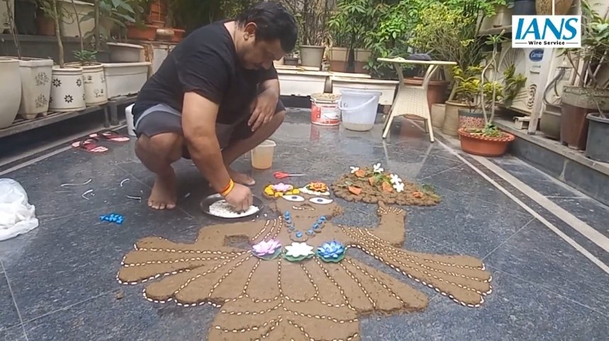 गोबर से गोवर्धन का साकार रूप: पूर्व पार्षद ने बनाई भगवान श्रीकृष्ण की भव्य कलाकृति