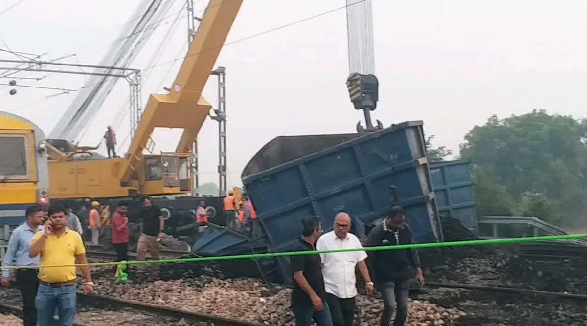 दिल्ली-मुंबई रेल लाइन पर मालगाड़ी बेपटरी: सैकड़ों ट्रेनें डाइवर्ट, कोटा-नई दिल्ली ट्रेनें रद्द