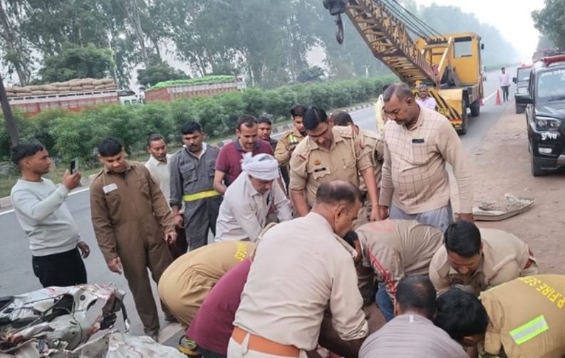 पुलिस की कार ट्रक से टकराई: हेड कांस्टेबल समेत दो की मौत, पांच घायल