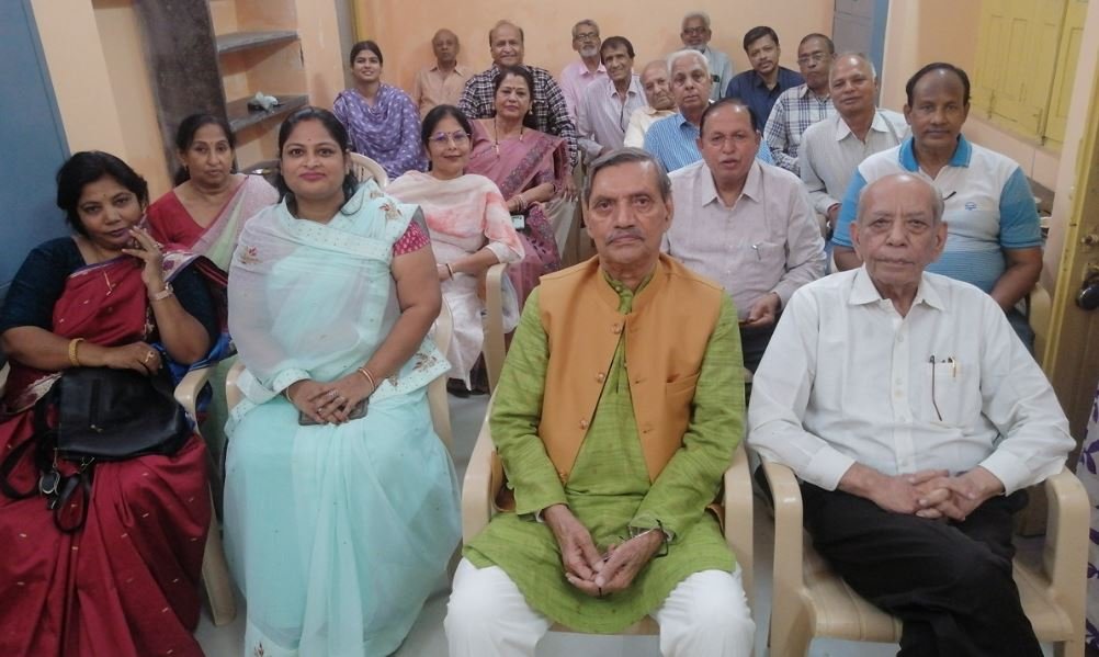काव्य गोष्ठी में सप्तरंगी रचनाओं की बौछार, दीपावली स्नेह मिलन सम्पन्न