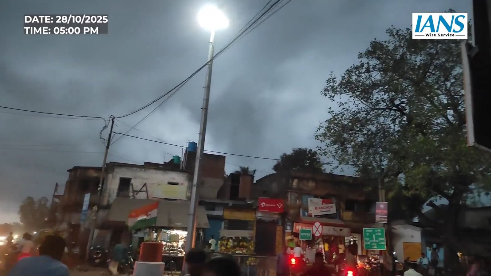 बंगाल से आंध्र तक मोन्था का खतरा: ऊंची लहरें और तेज झोंके, ब्लू अलर्ट जारी