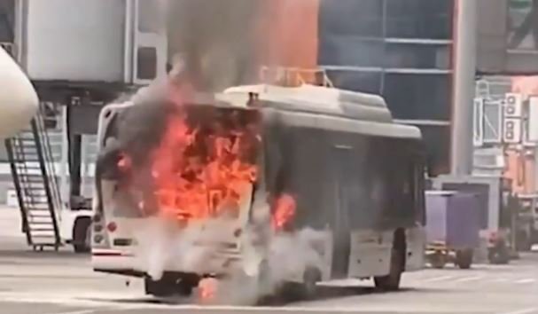 विमान से कुछ दूरी पर बस में लगी आग: जांच में जुटा प्रशासन, कारणों का खुलासा बाकी