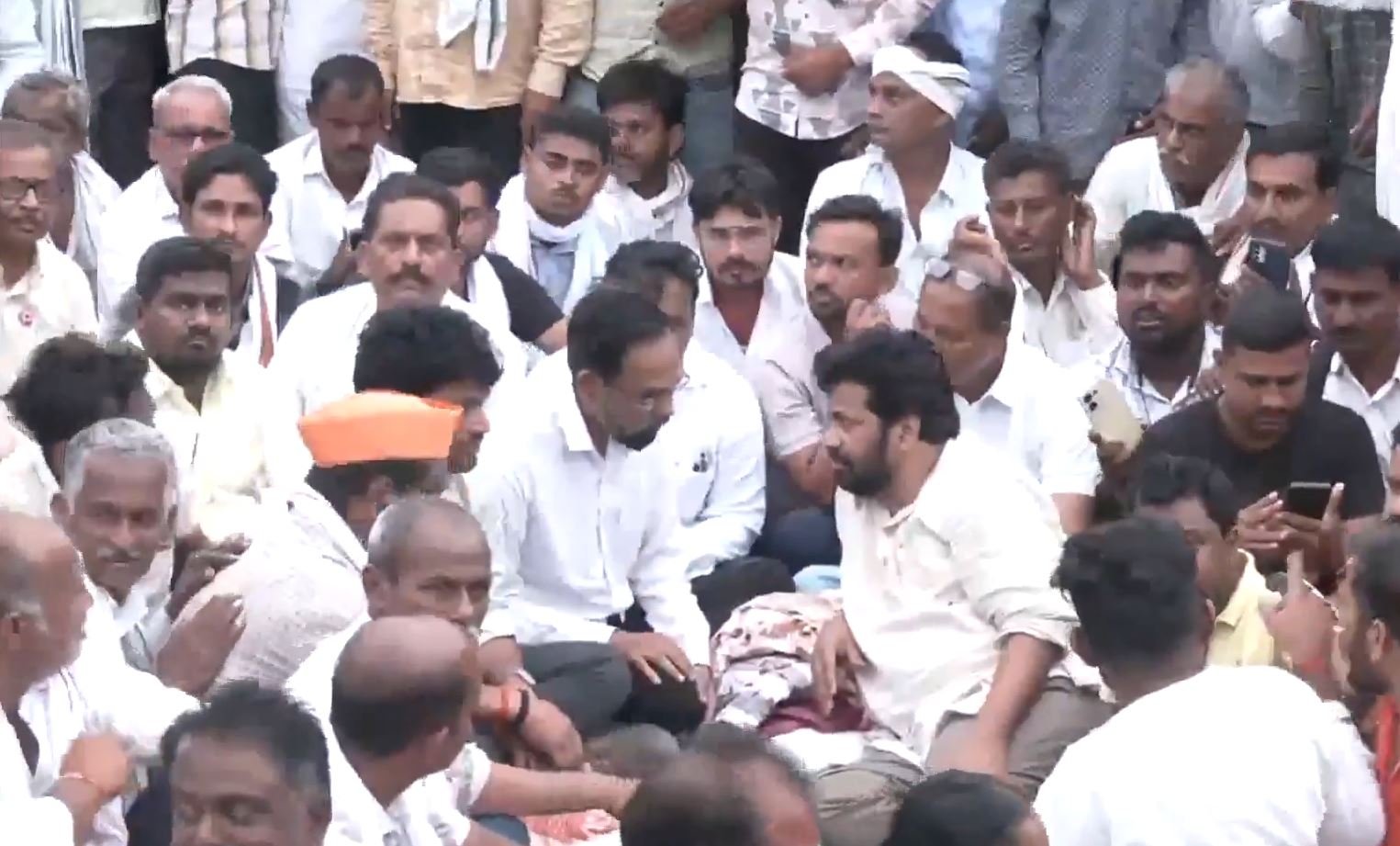 कर्जमाफी की लड़ाई: नागपुर में किसानों का महा एल्गार, आज ट्रेनें रोकने की धमकी