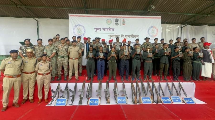 उत्तरी बस्तर में बड़ा सरेंडर: 21 नक्सलियों ने 18 हथियारों के साथ डाले हथियार