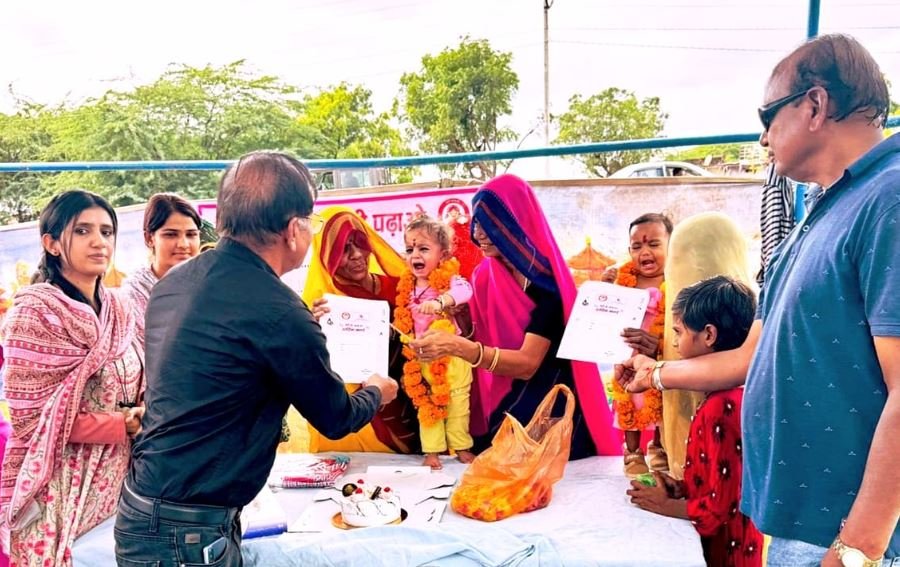 सरकारी शिविर में बेटी जन्म उत्सव: भीलवाड़ा के आमली कला में नवजात बालिकाओं को मिला ड्रेस और बेबी किट