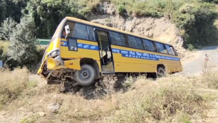 गहरी खाई में गिरने से बाल-बाल बची बस: ब्रेक फेल होने पर चालक ने मिट्टी के ढेर पर चढ़ाकर बचाई 50 जिंदगियां