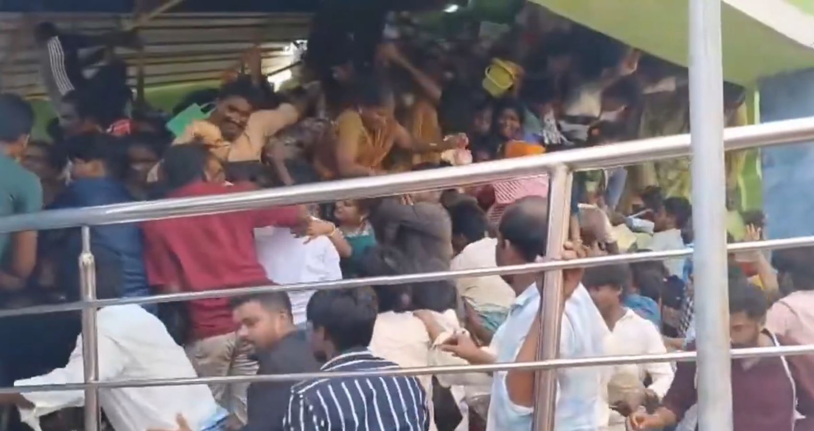 एकादशी के पर्व पर श्रीकाकुलम में मातम: वेंकटेश्वर मंदिर में भगदड़ से 10 श्रद्धालुओं की दर्दनाक मौत, कई घायल (देखें वीडियो)