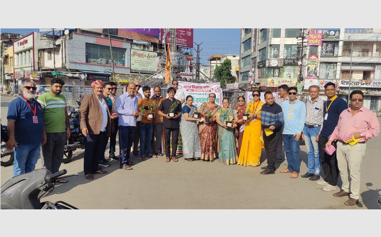 भारत विकास परिषद ने बाँटे तुलसी के पौधे: संस्कृति सप्ताह के तहत परिषद का सराहनीय आयोजन