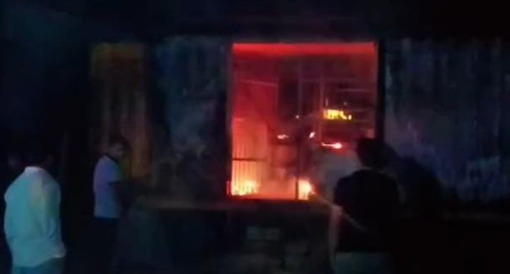 बदमाशों के हौसले बुलंद: मुफ्त शराब नहीं मिलने पर फूँका ठेका, एक घंटे की मशक्कत से आग पर काबू