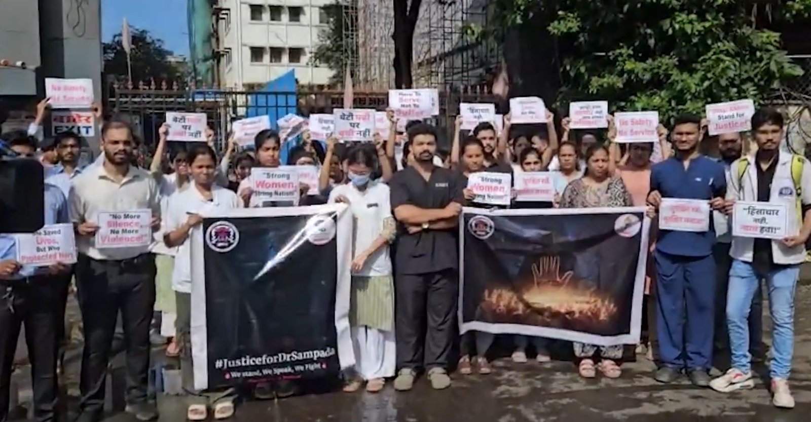 न्याय की लड़ाई: डॉक्टर की मौत पर उबाल, नायर अस्पताल के बाहर रेजिडेंट डॉक्टरों का खामोश विरोध, ओपीडी सेवाएँ ठप