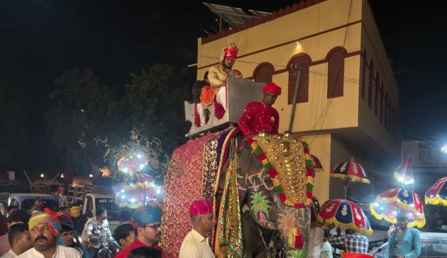 देव उठनी ग्यारस पर शाही एंट्री: बीकानेर के होटल सागर में दूल्हा हाथी पर सवार होकर पहुंचा दुल्हन लेने, सड़कें थमीं