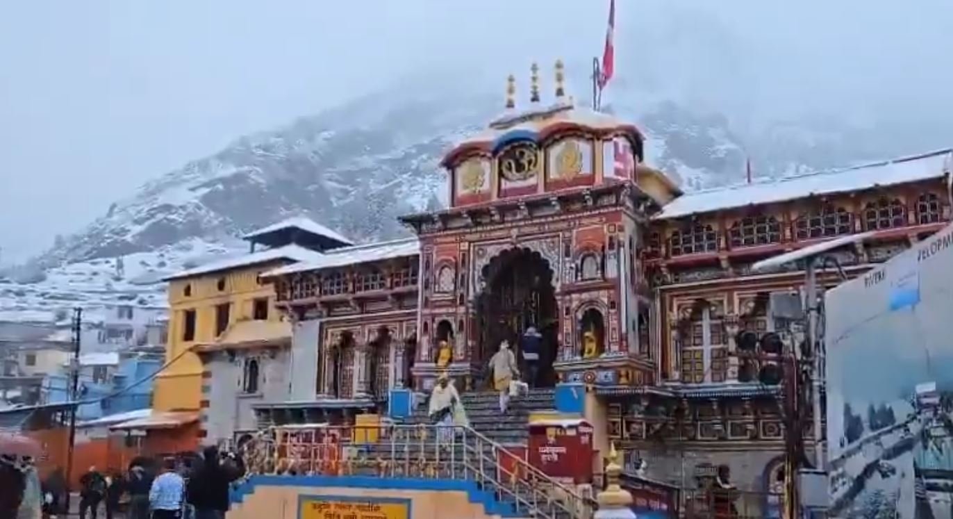 उत्तराखंड में मौसम ने ली करवट: बदरीनाथ धाम सहित ऊंचाई वाले इलाकों में बर्फबारी और निचले क्षेत्रों में बारिश से ठंड बढ़ी