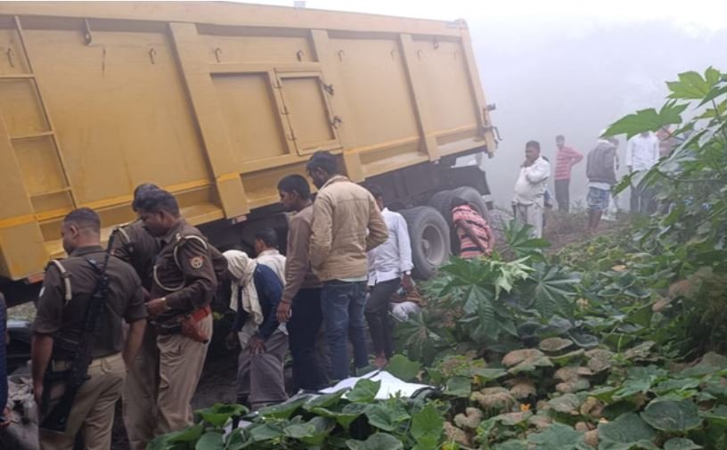 बहराइच में भयंकर हादसा: अनियंत्रित ट्रेलर ने बाइक को कुचला, एक वर्षीय बच्चे समेत चार की मौके पर मौत