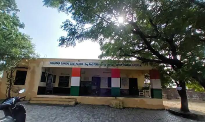शिक्षा विभाग लापरवाही: 100 से अधिक विद्यार्थी और सिर्फ एक शिक्षिका के भरोसे चल रहा अंग्रेजी स्कूल, ग्रामीणों में आक्रोश