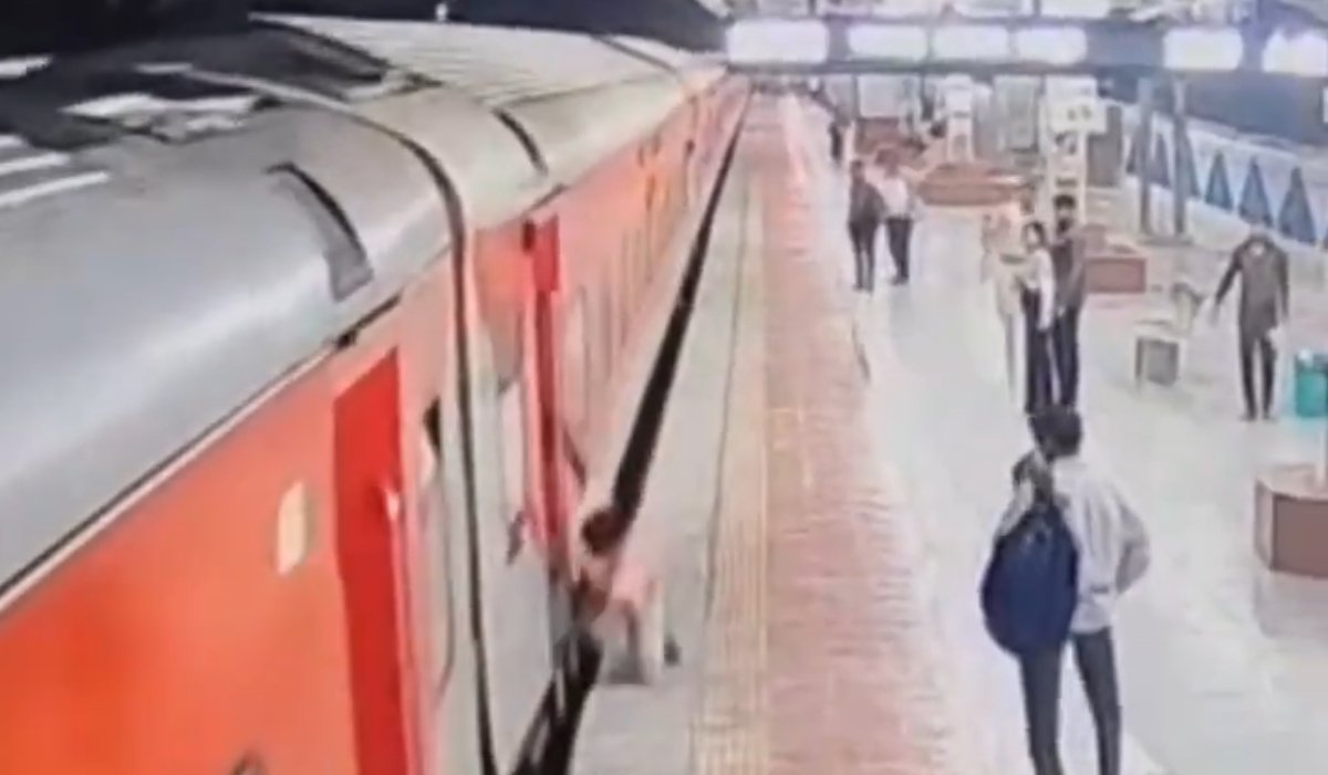 चलती ट्रेन में चढ़ना पड़ा भारी: यात्री ट्रेन और प्लेटफॉर्म के बीच फंसा, दोनों पांव हुए फ्रैक्चर, वीडियो वायरल