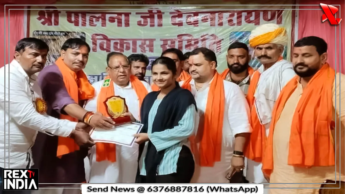 श्रीपालना जी मंदिर परिसर में आयोजित समारोह में समाज के लोग जुटे