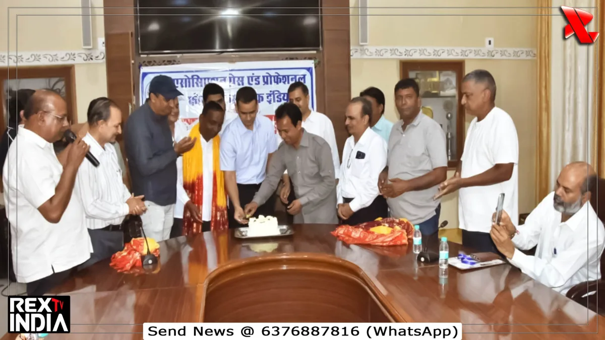 विश्व फोटोग्राफी दिवस पर एपी3आई ने केक काटा, प्रतिभाओं का हुआ सम्मान