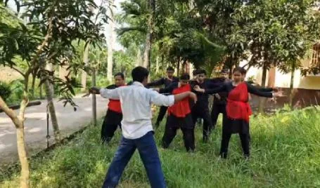 धीरज हलदार का अनोखा मिशन, 1 रुपये में बच्चों को माइम सिखाते हैं