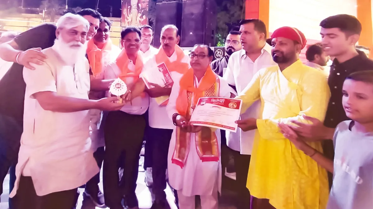 नवरात्र में गरबा आयोजक सम्मानित, बेटियों के संरक्षण का दिया संदेश