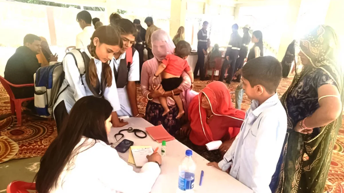 ग्रामीण इलाकों में स्वास्थ्य शिविर, 1,263 लोगों को मिली चिकित्सा मदद