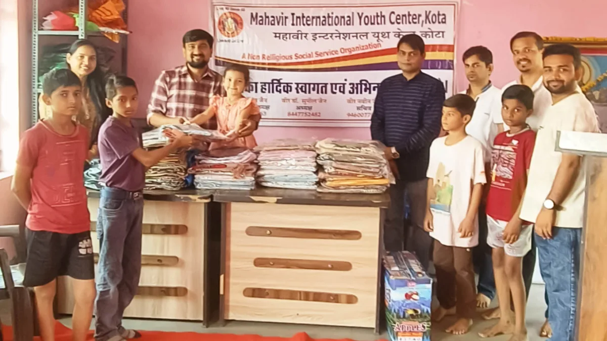 अपने दादा की पुण्यस्मृति पर बच्चों को फल व बेडशीट का वितरण