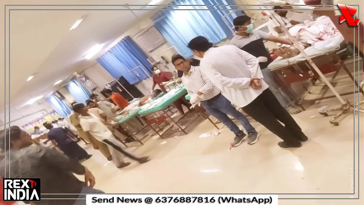 फैक्ट्री में लगी भीषण आग बुझाने के दौरान विस्फोट से 14 दमकलकर्मी झुलसे