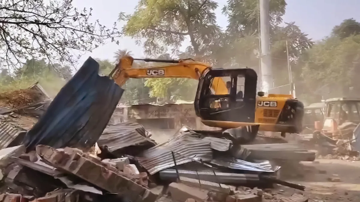 वकीलों के 245 चैंबरों पर बुलडोजर कार्रवाई, विरोध में धरना जारी