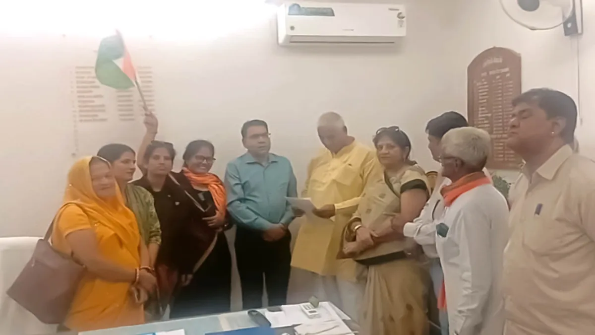 रेलवे स्टेशन के सामने तिरंगा हटने पर वन्दे मातरम् टीम ने उठाए सवाल